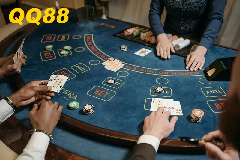 Vì sao Baccarat vẫn là “vua” của mọi sảnh casino? 1 Luật chơi Baccarat tuy đơn giản nhưng lại vô cùng cuốn hút và bất ngờ